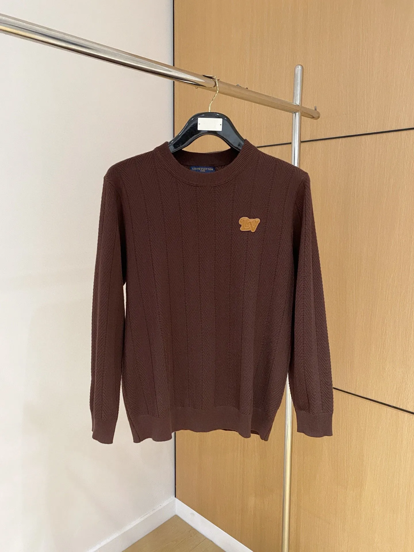🅿️420 【LV Louis Vuitton】Autumn and winter classic round neck pullover sweater, in full condition! ! ! Wool blended fabric, the latest model in 2025, golden ratio! ! Slim-fitting soft gold, versatile and practical item, the combination and practicality are extremely powerful, simple and elegant, and classy! To create your own style, it is highly recommended to buy it in two colors. The standard slim fit tailoring process is suitable for both young and old men. It is knitted from wool and will not cause any discomfort! While keeping warm, it is stylish, textured and wearable, and the classic logo with contrasting colors on the chest feels in place! ! Recommended for regular customers! ! Size M-3XL (maximum wear: 190 pounds)